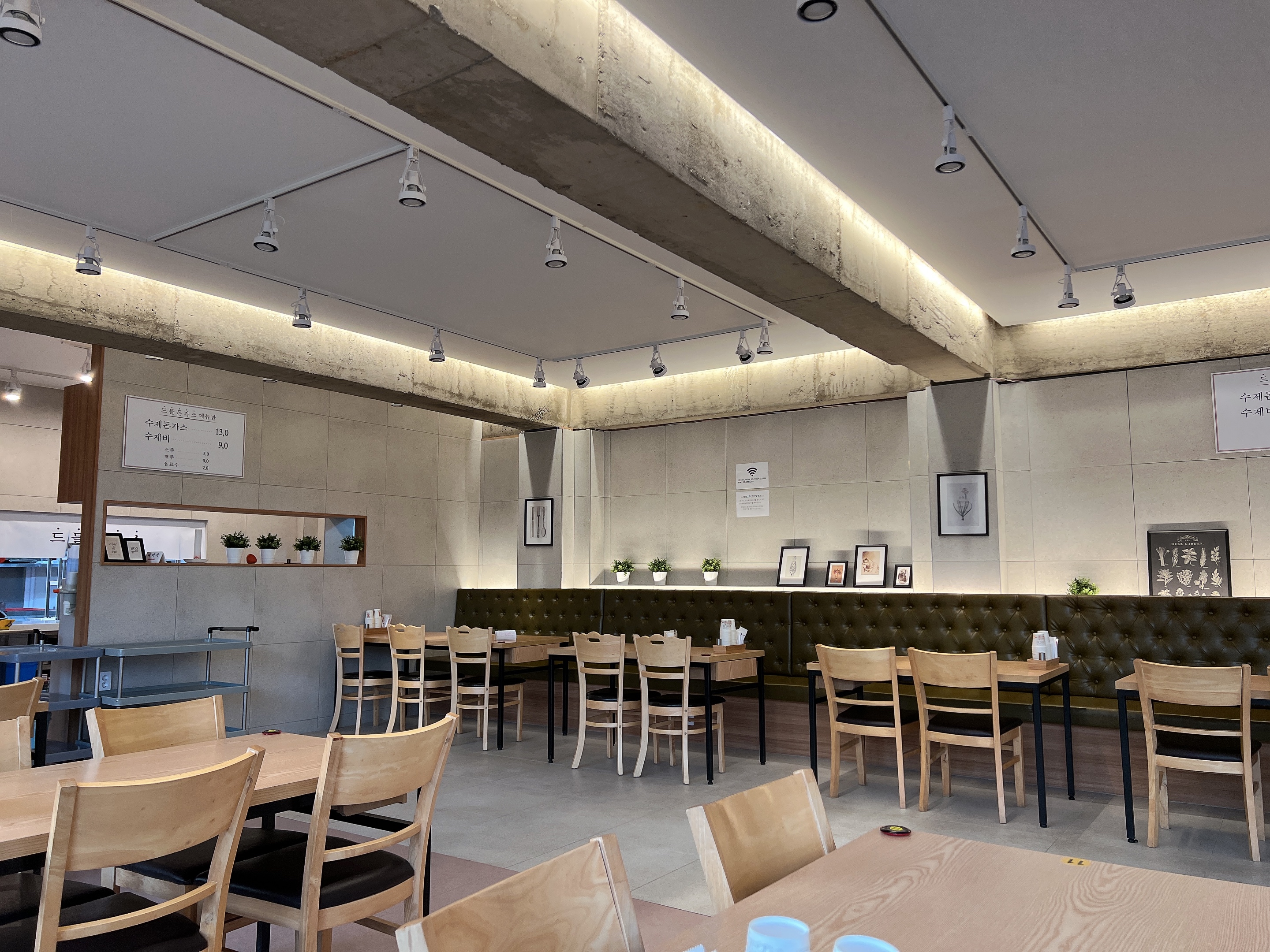 &lt;드들돈가스&gt;의 따뜻한 분위기