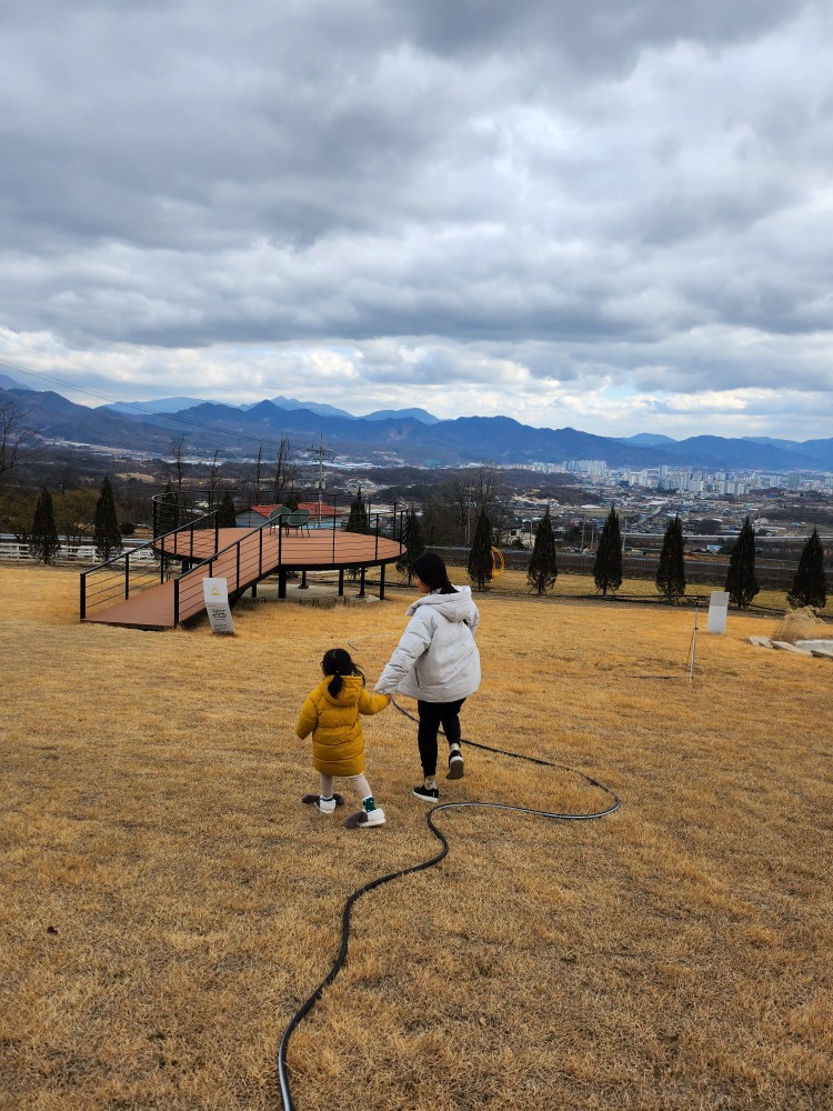 정원에서 산책하는 엄마와 아이