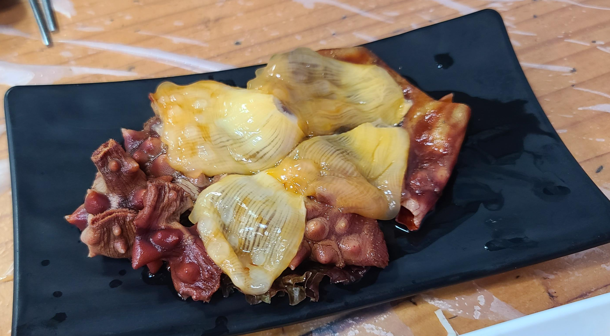 황금어장 활어회 도다리세꼬시 도다리회 다양한 밑반찬 달걀찜 날치알밥 고구마튀김 채소무침 새싹삼 활멍게