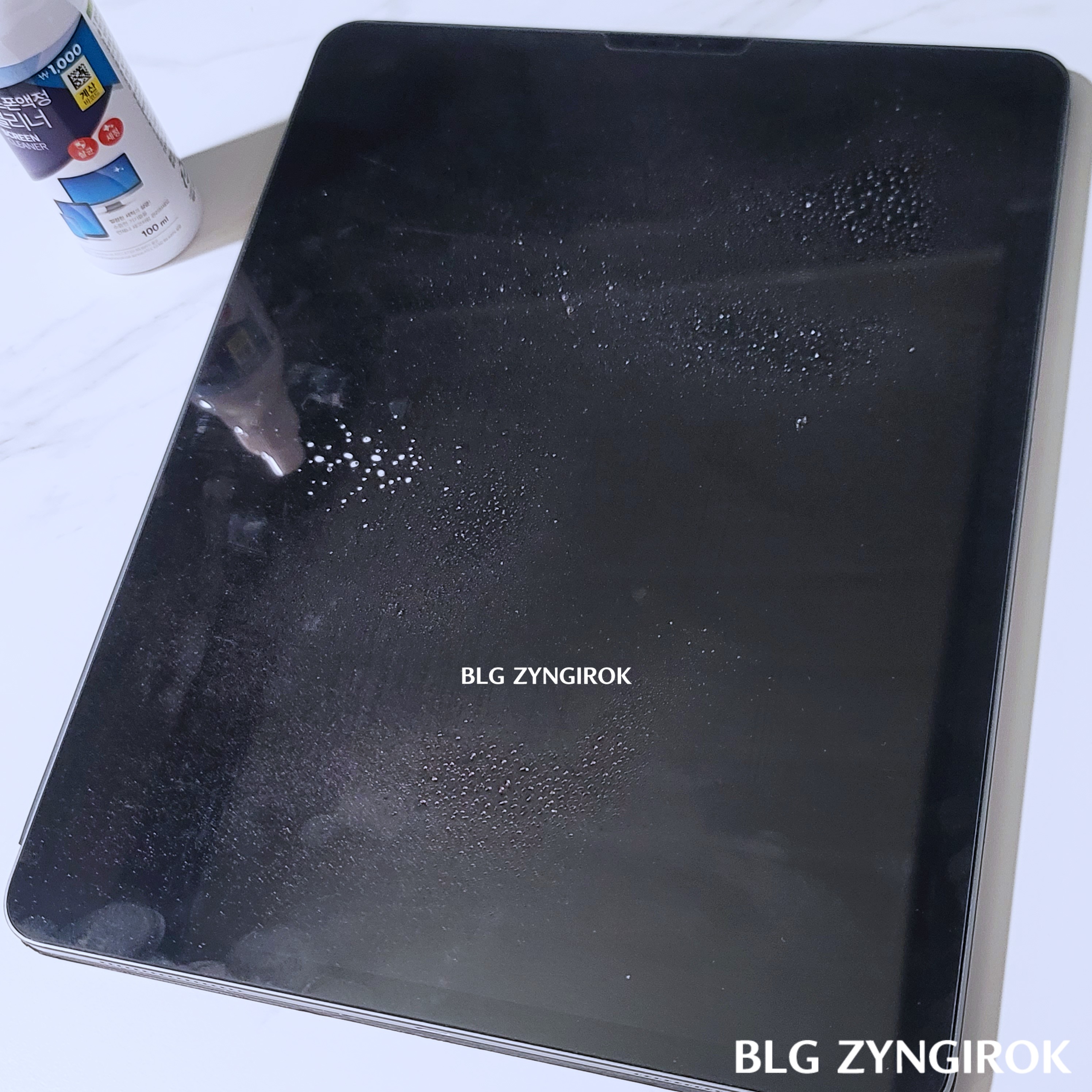 아이패드 위로 액정 클리너 용액을 뿌린 모습이다.