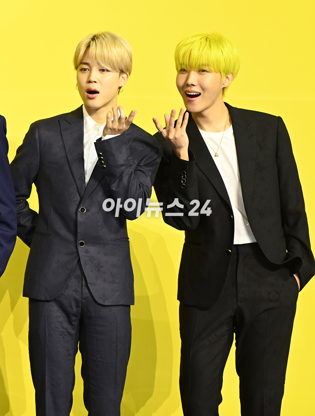 방탄소년단(BTS) 새 디지털 싱글 &#39;Butter&#39; 발매 기념 글로벌 기자간담회가 21일 오후 서울 송파구 방이동 올림픽공원 올림픽홀에서 열렸다. 방탄소년단 제이홉이 포토타임을 갖고 있다.