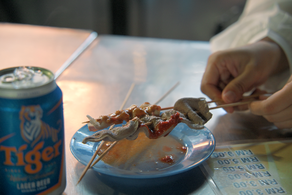 육수에 데친 꼬치들이 접시 위에 올려져 있다.