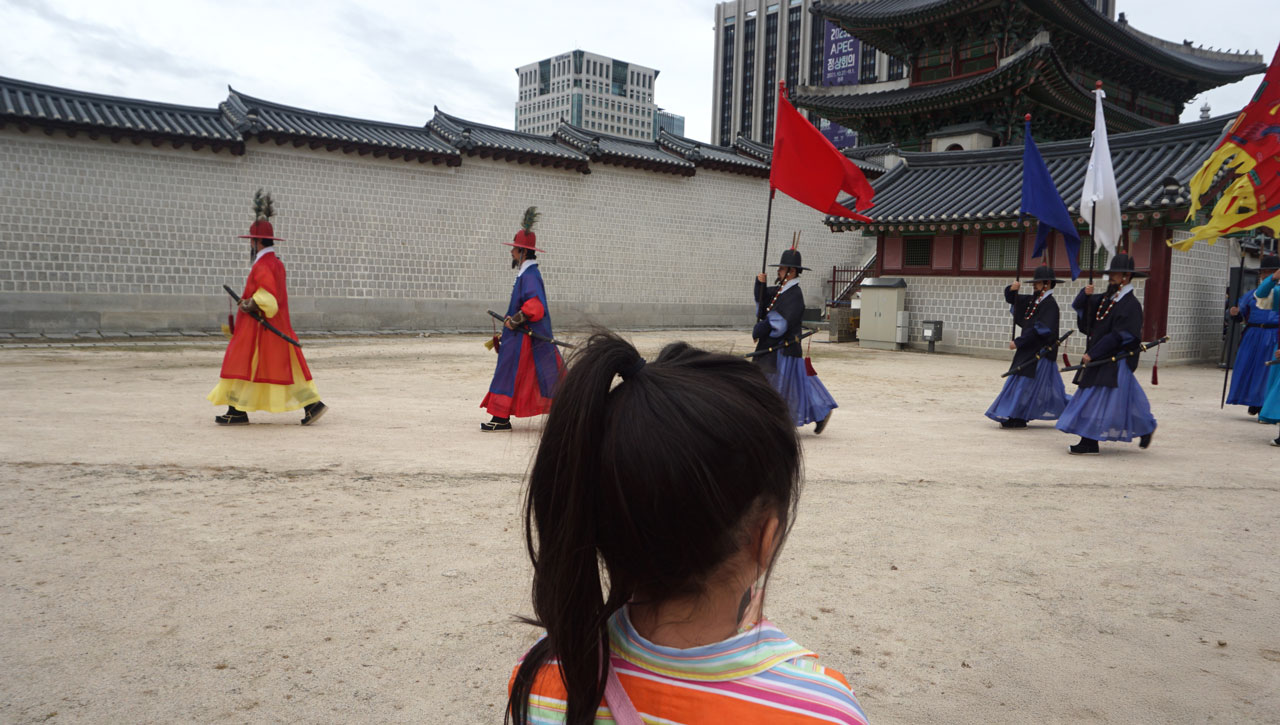 경복궁 수문장들이 교대를 마치고 복귀하고 있다.
