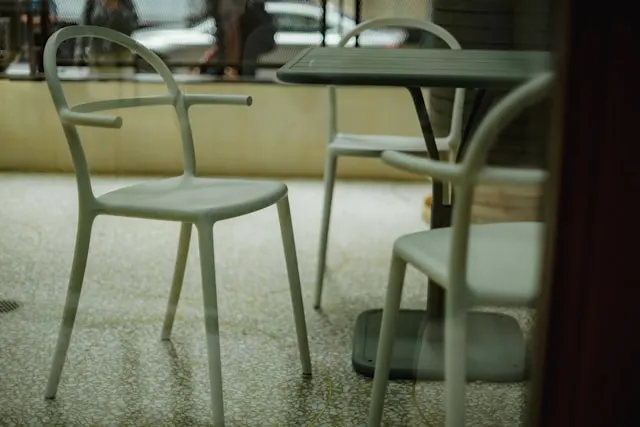 바닥·의자 접촉 환경이 신체 긴장도에 미치는 영향|무의식적 감각 구조