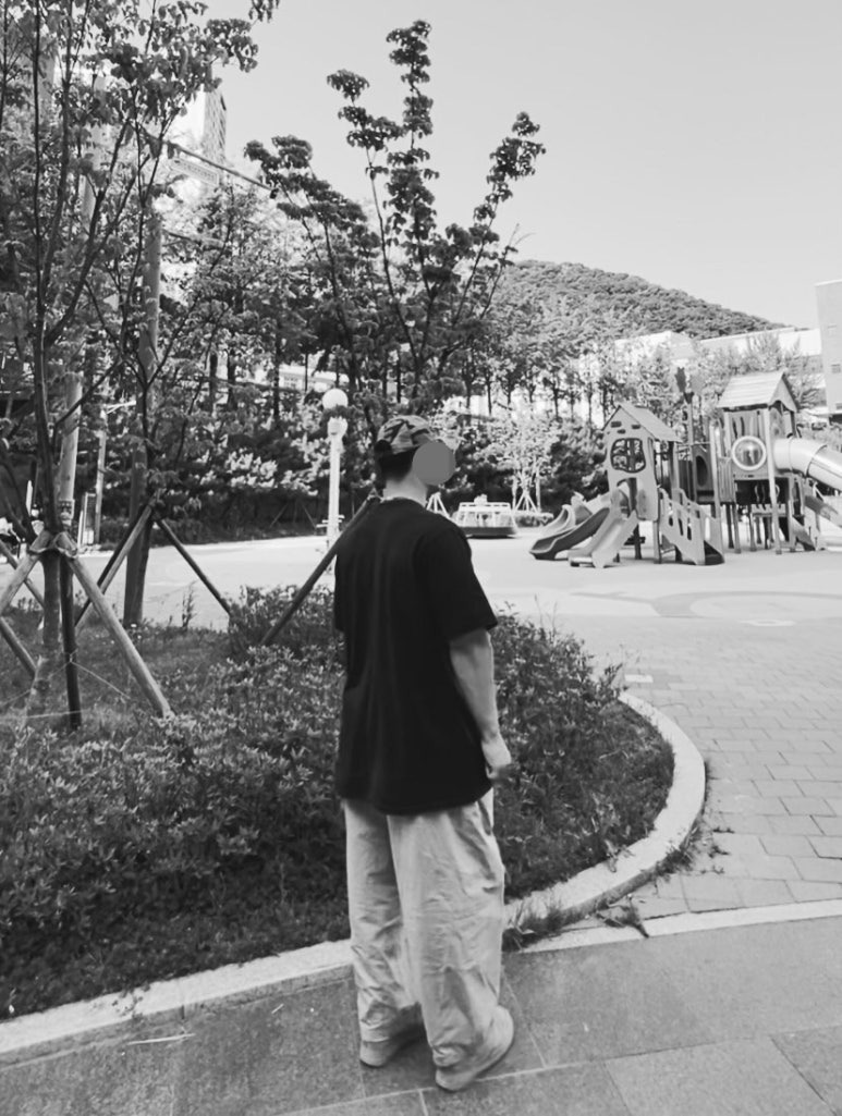 데일리룩('26. 5. 15.)블루썬플라워 SUN 카모볼캡, 엔티엠티 카모 NAVY 네이비 반팔 티셔츠, 나이키 클럽 벌룬 트레이닝 팬츠, 나이키 에어포스 1 미드 된장포스
