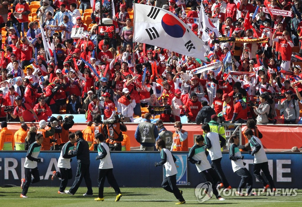 한국의 축구 팬들은 열정적이고 조직적인 응원으로 유명합니다