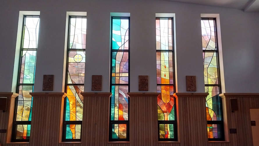 청주 성화동성당 성전 안 오른편에 있는 유리화