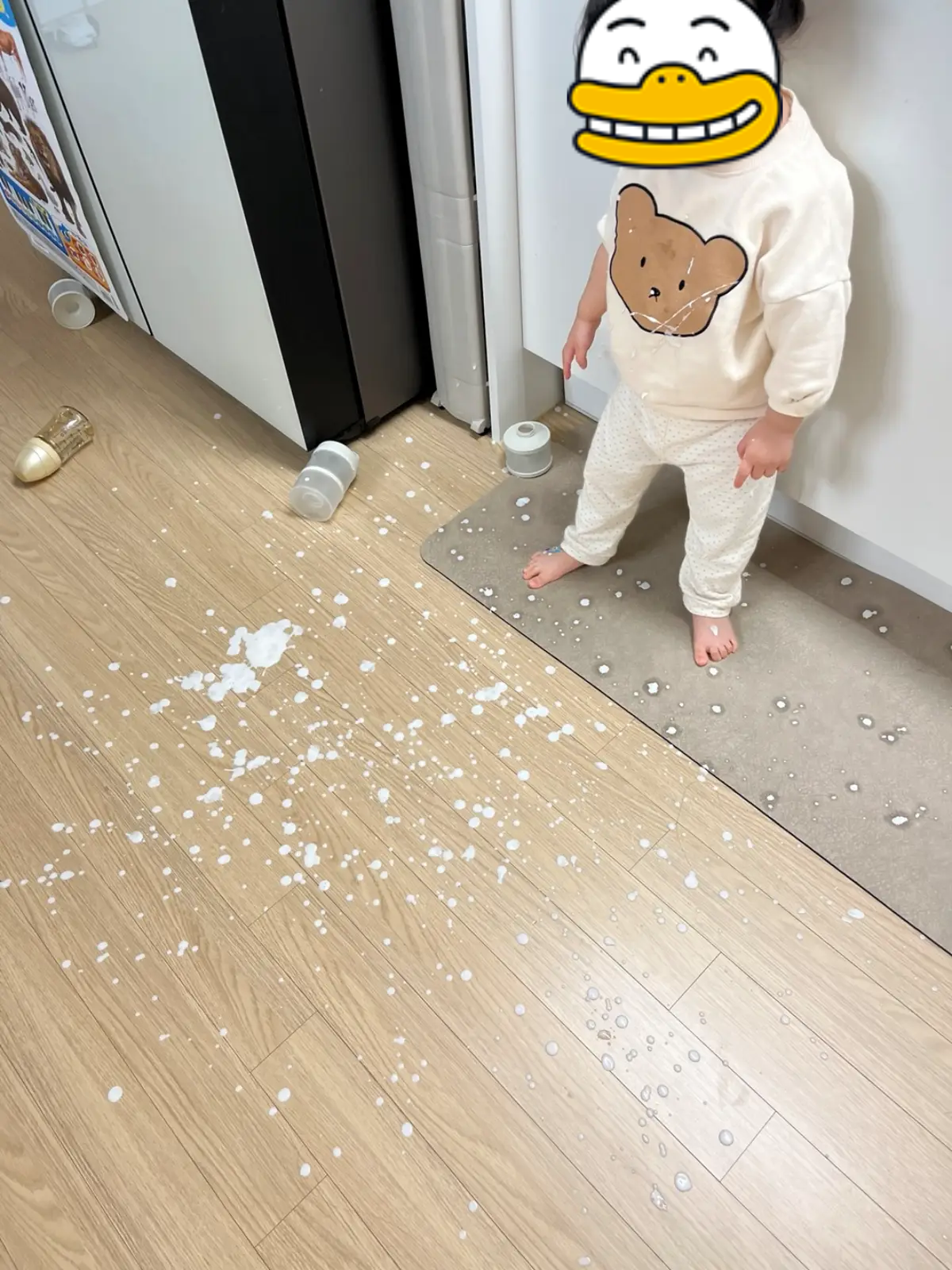 요거트 흩뿌리고-엉망진창된-주방의 모습