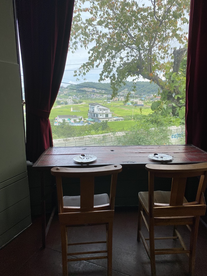 창밖-논뷰-테이블