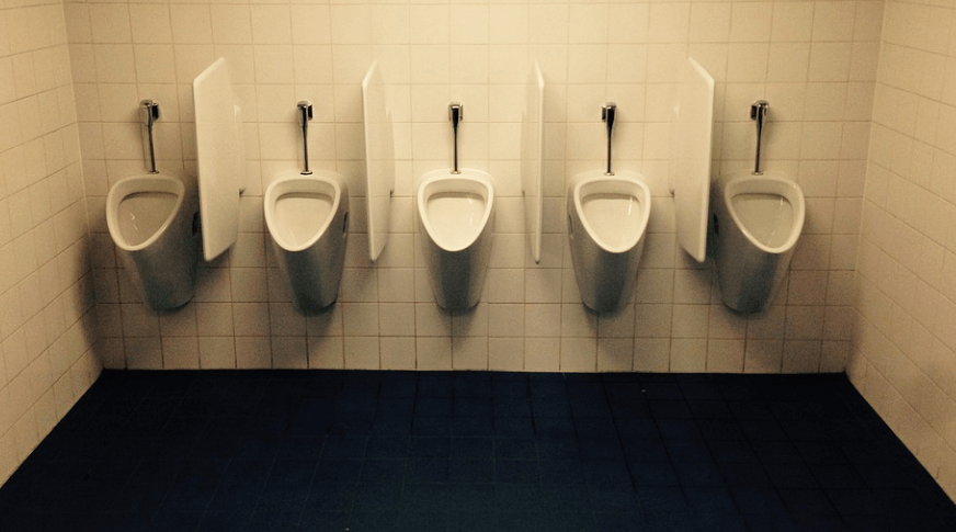 여러개의 소변기의 모습