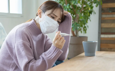 열이 나는 여성