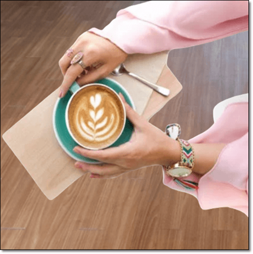 카프치노 마시는 여자 