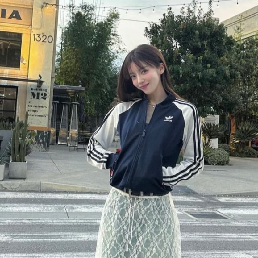 아디다스 져지 + 데님 팬츠 조합 홍지윤