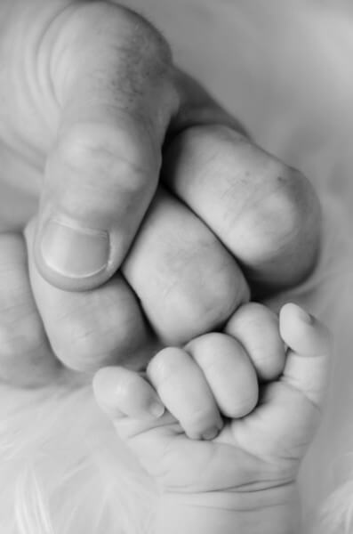 아빠와 아기 손