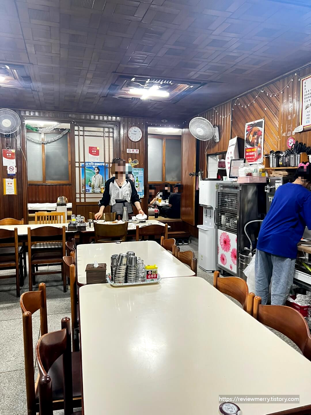 가게 내부 테이블