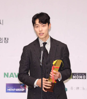 남우주연상 받은 배우 류준열