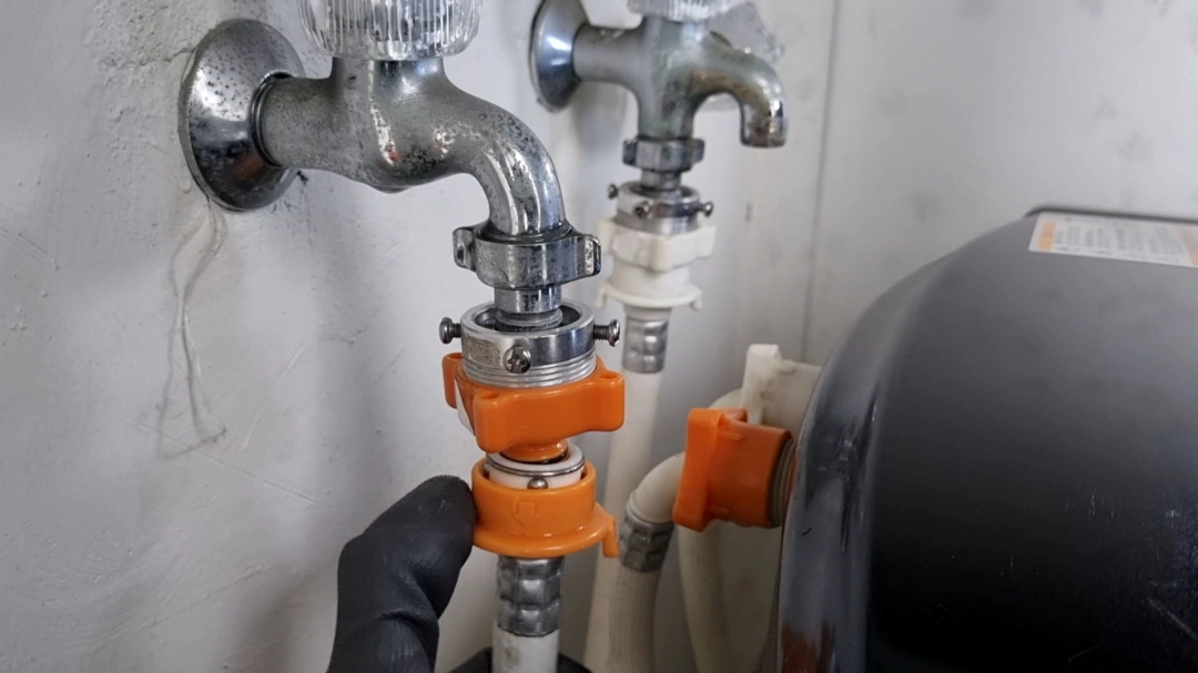 세탁기 급수 호스 끼우는 모습