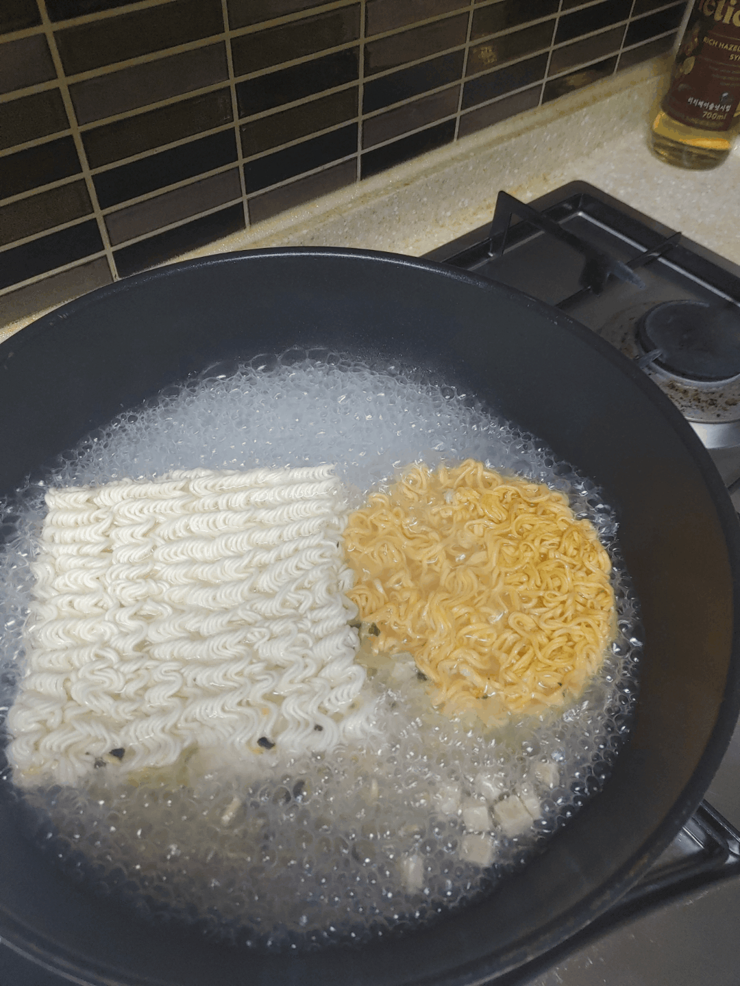 배홍동 면과 샐러드 누들면