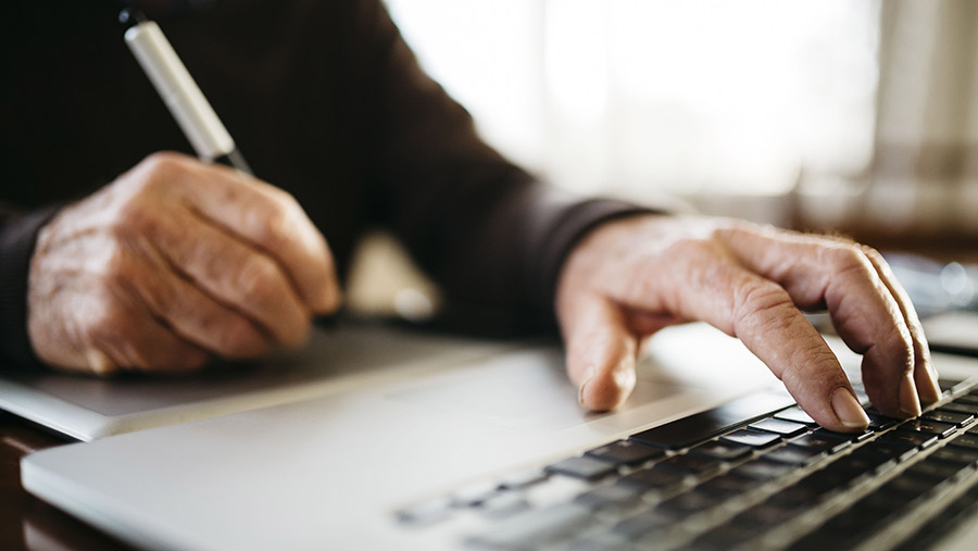 이미지 출처: AI 생성 이미지(콘텐츠 이해를 돕기 위한 시각 자료. 실제 인물을 특정하지 않은 AI 생성 이미지)
오랜 경험을 상징하는 손이 AI 도구(노트북, 태블릿)를 사용하는 모습. 경험과 기술의 융합을 보여주는 사진.