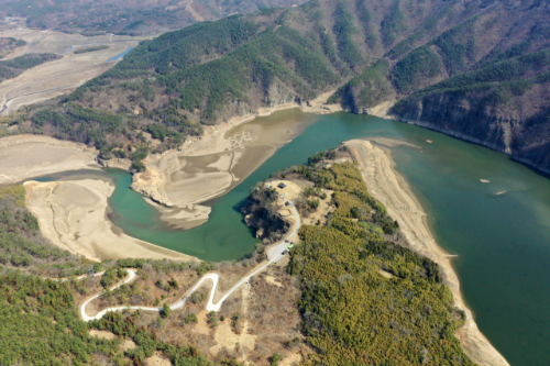 알트태그-댐이 말라가며 바닥이 드러나고 있다