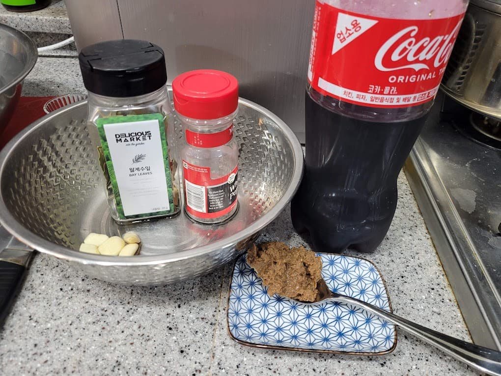 수육을 삶기 위한 된장,마늘,월계수잎,통후추,콜라