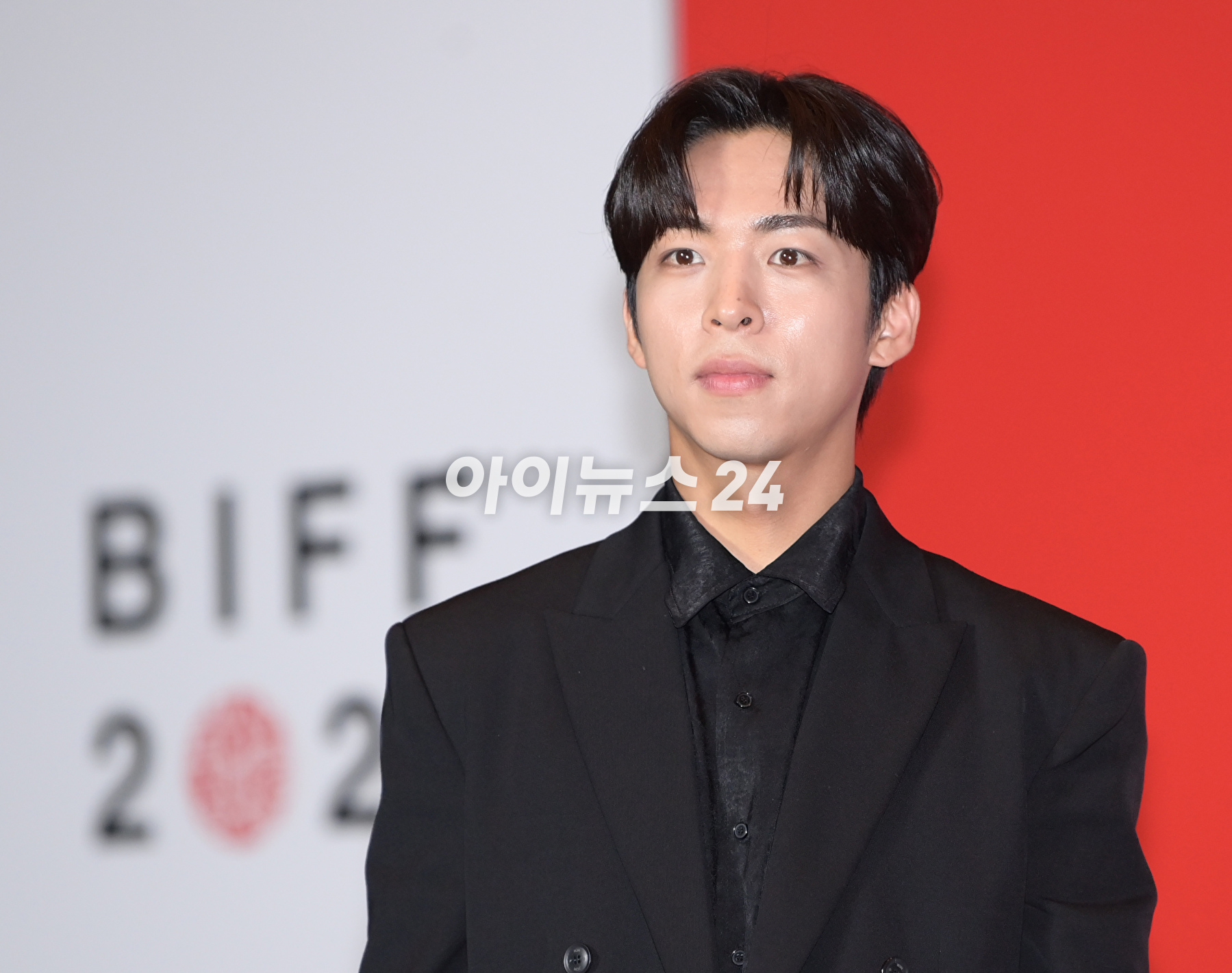 배우 주종혁이 4일 오후 부산 영화의전당에서 진행된 제28회 부산국제영화제(BIFF) 개막작 '한국이 싫어서'(감독 장건재) 기자회견에 참석하고 있다. [사진=정소희 기자]