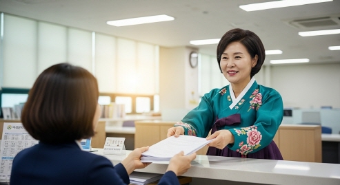 공단 창구에서 신청서 제출하는 모습