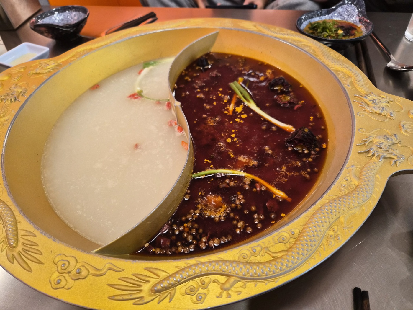 부평 훠궈 맛집 &lsquo;충칭훠궈&rsquo; 솔직 후기 소주 한잔하며 즐긴 중국식 샤브샤브의 매력