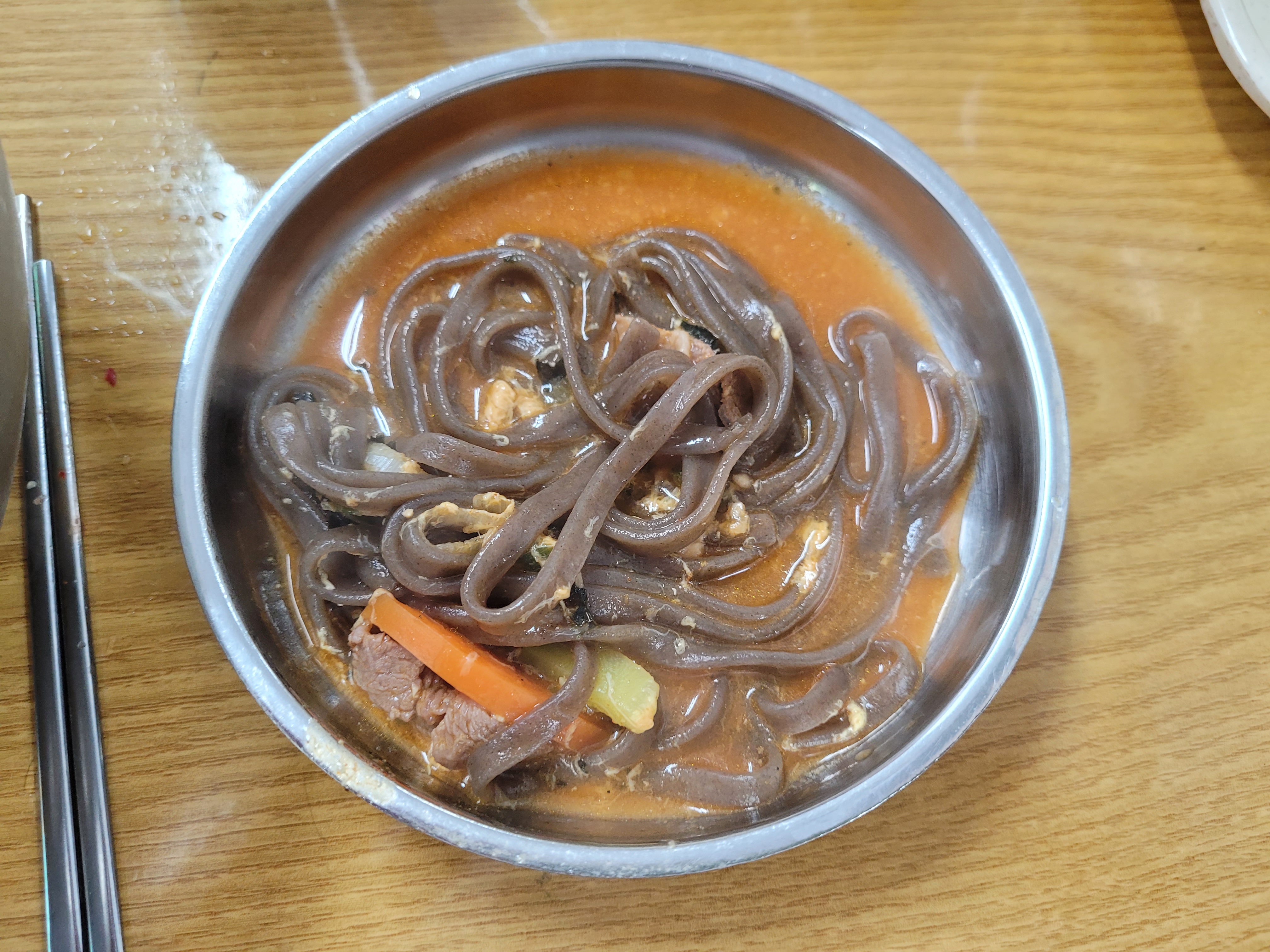 앞접시에 담긴 장칼국수