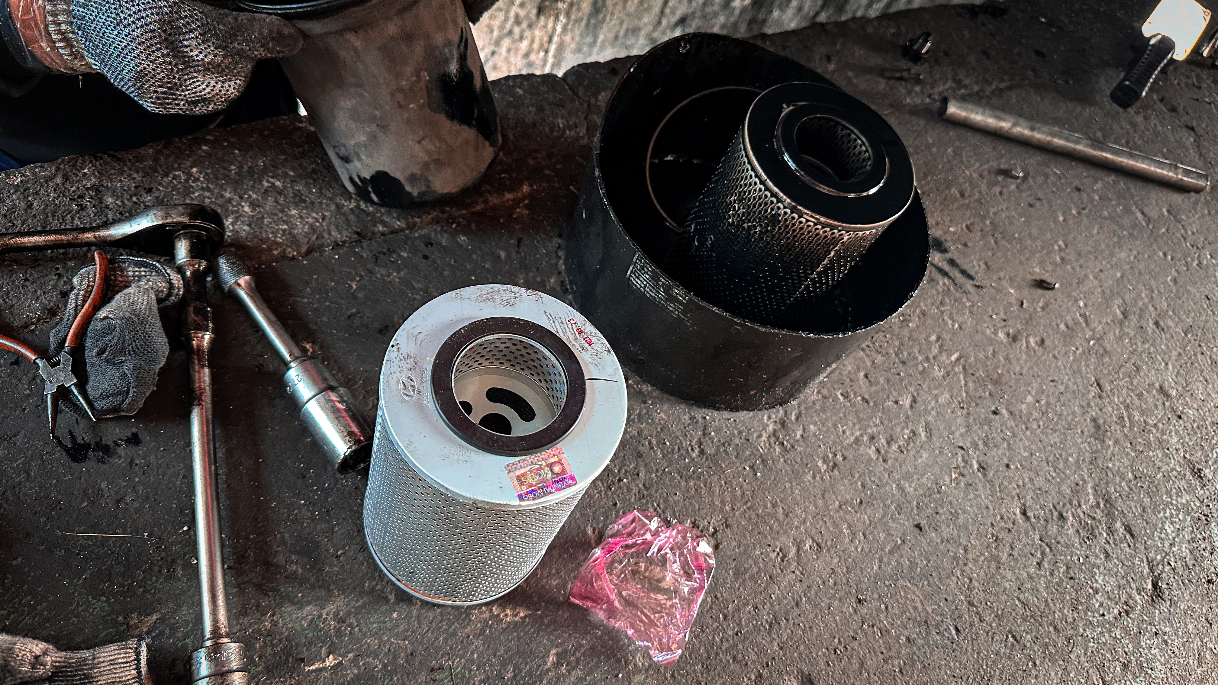 엔진 오일 교체 작업...