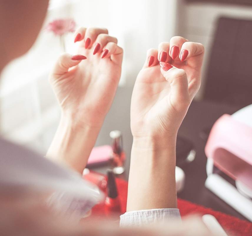 울퉁불퉁한 손톱