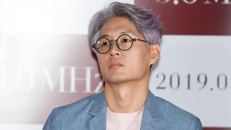 파랑 자켓에 보라색으로 염색하고 안경낀 유선동 PD