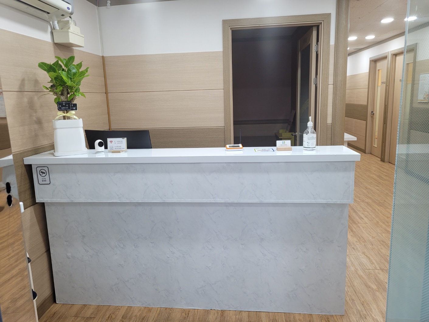 안내데스크 시트지 작업 결과