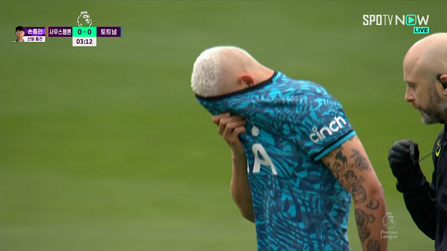 유니폼-으로-눈물-닦는-히샬리송