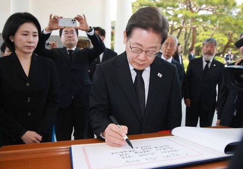 현충원 참배 후 방명록을 작성하고 있는 이재명 대통령