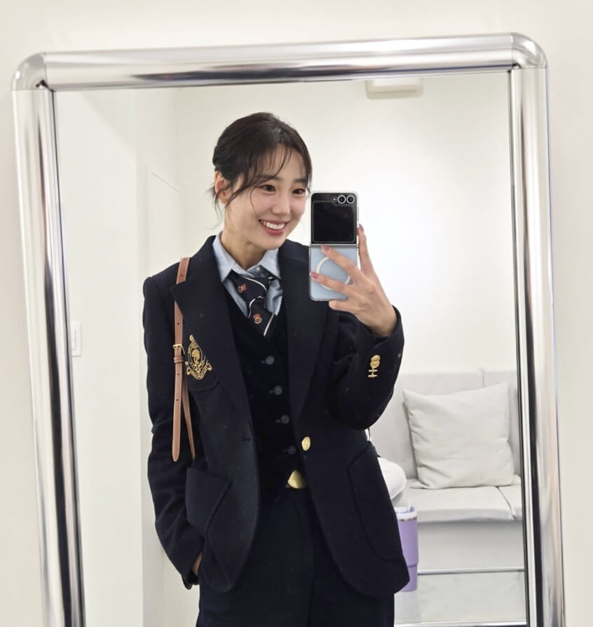 핸드폰을들고있는-머리묶은여성의모습