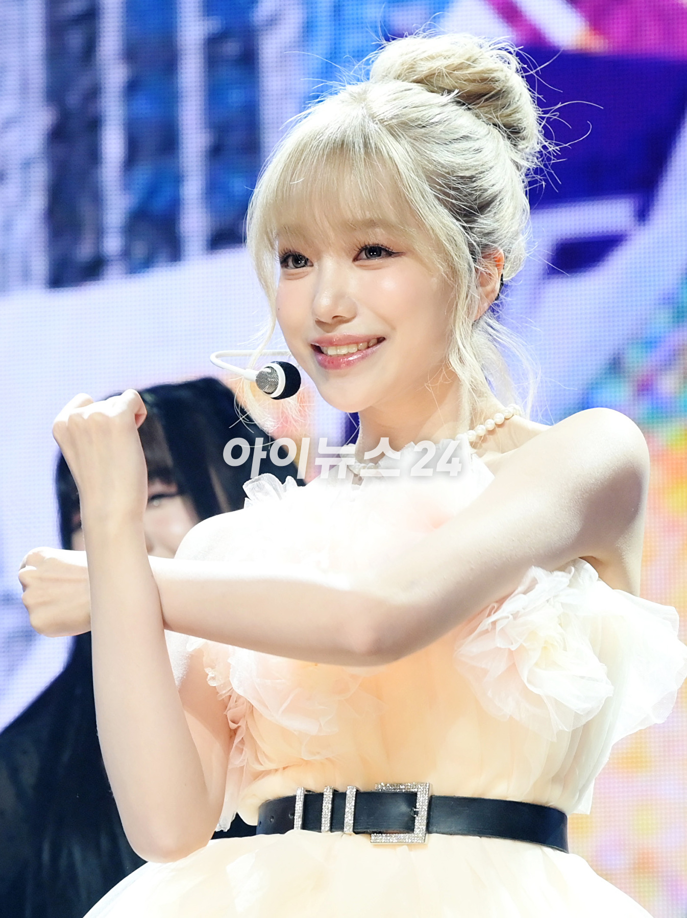 가수 조유리가 9일 오후 서울 광진구 광장동 예스24라이브홀에서 진행된 두 번째 미니 앨범 &#39;러브 올&#39;(LOVE ALL) 발매 기념 쇼케이스에 참석하고 있다. [사진=정소희 기자]