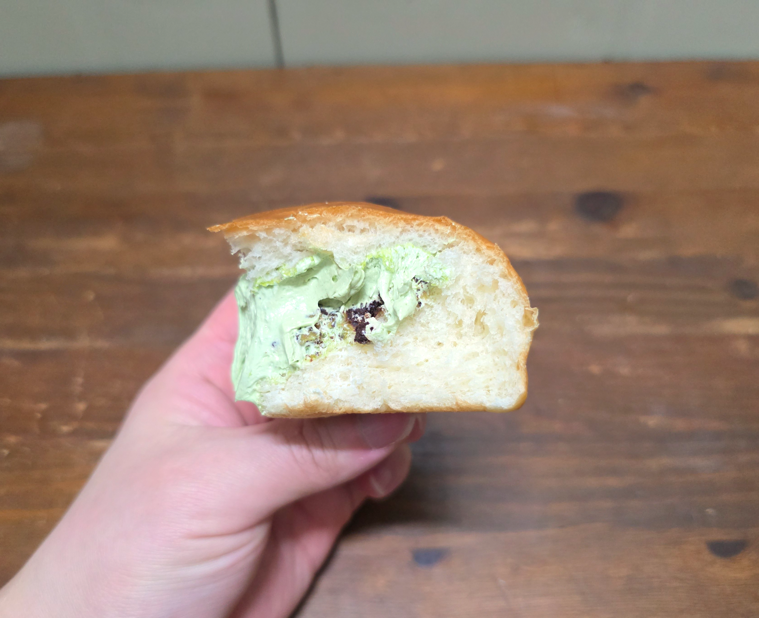 gs25서울우유초코칩피스타치오크림빵