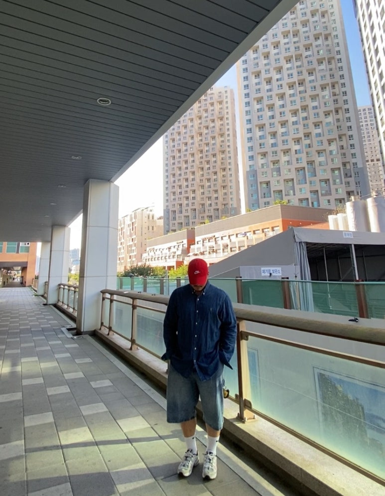 데일리룩(2025.9.21.)나이키 볼캡 헤리티지 86 퓨추라 워시드 레드, 폴로랄프로렌 코튼 샴브레이셔츠, 디미트리블랙 버뮤다 데님 하프팬츠, 나이키삭스, 아식스 젤 카야노 5G