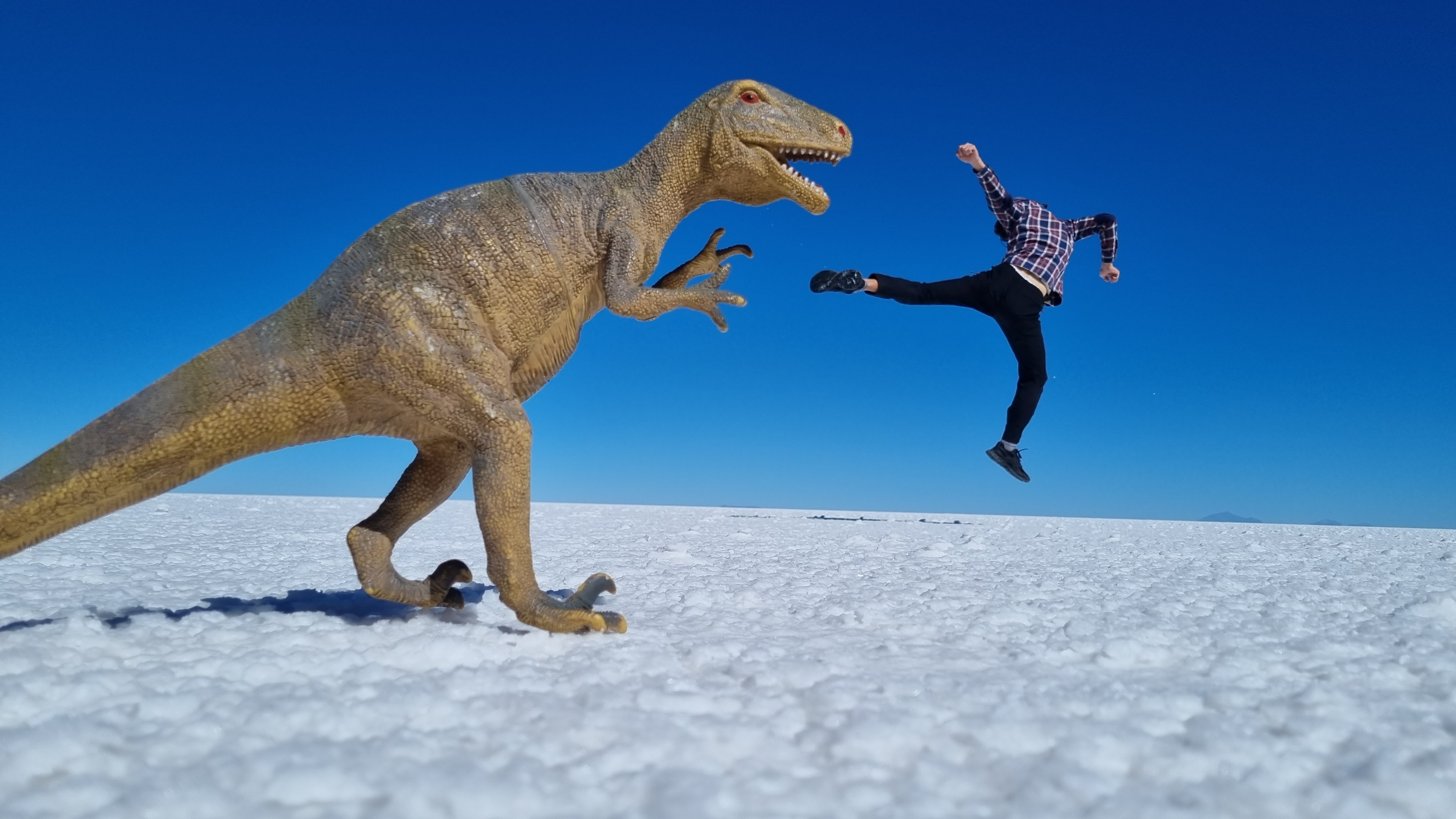 건기의 우유니 소금 사막