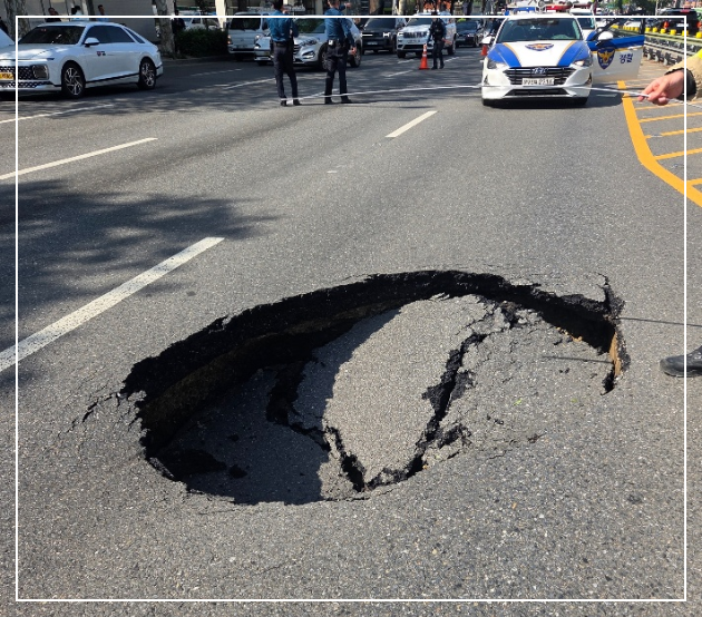 강동구 길동사거리 둔촌역 방향 차도에 발생한 싱크홀 모습. 사진 서울 강동구청