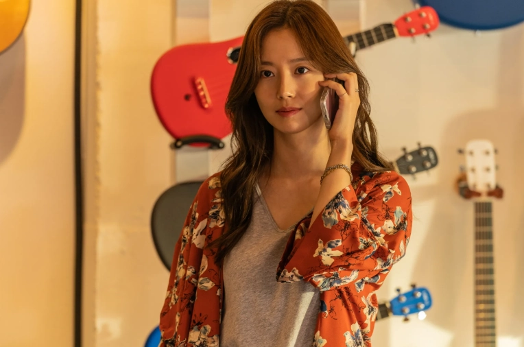 전화하는 문채원