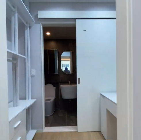 안방 안쪽에 드레스룸과 화장대 그리고 화장실이 있다.