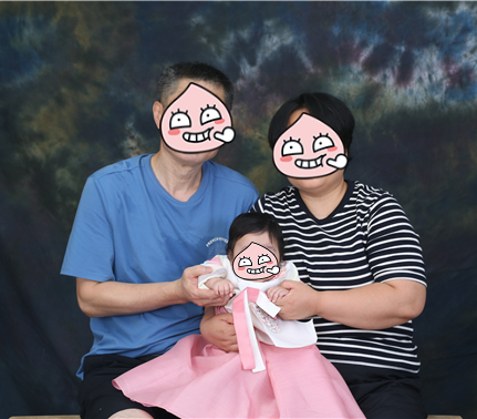 아기와 함께 찍은 가족 사진