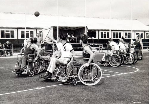 휠체어 농구를 하는 선수들