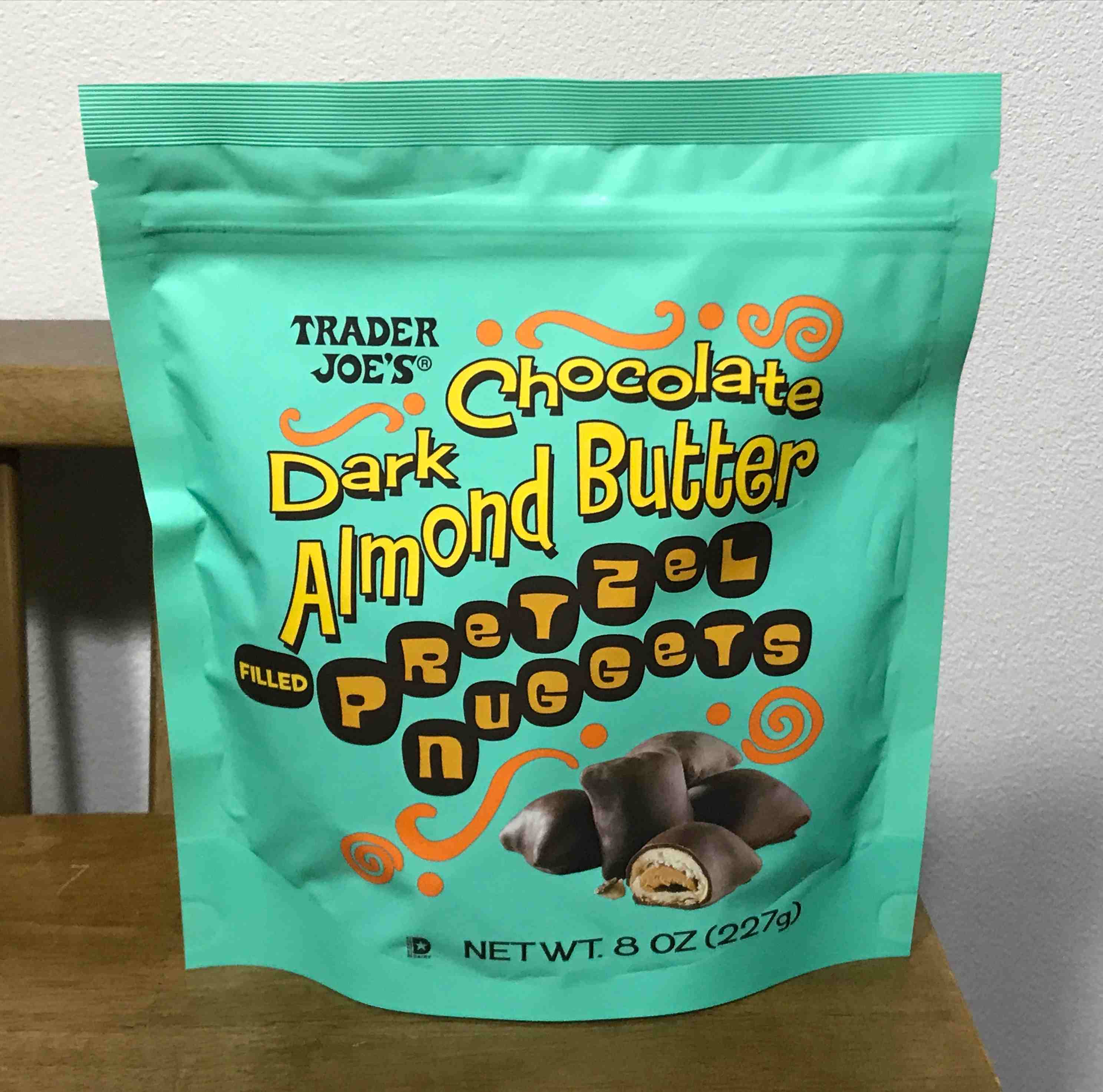 트레이더조 다크초콜릿 아몬드버터 프레첼 너겟 포장지