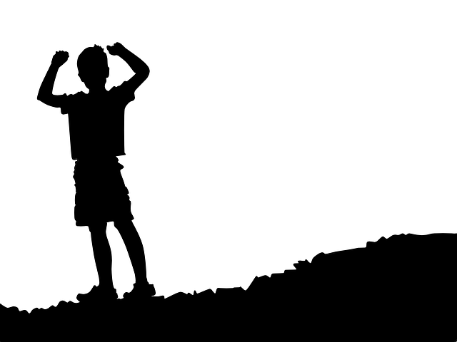 어린이가 만세를 하고 있는 자세의 실루엣 그림