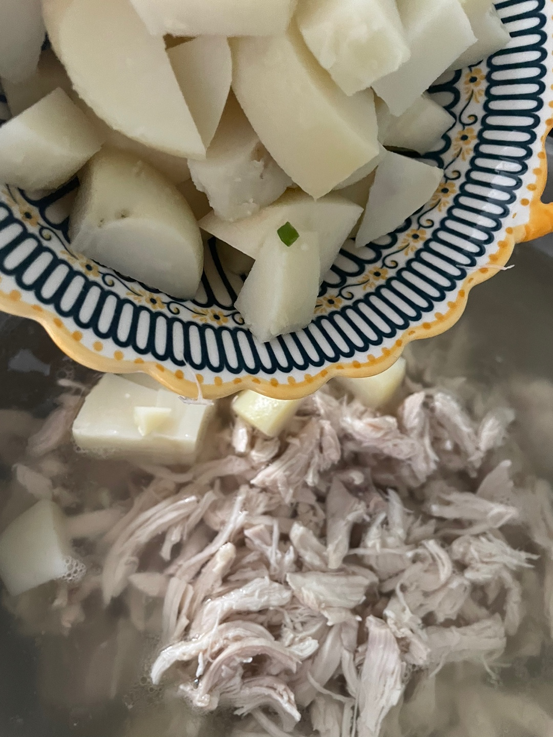 푹~고아준 다음&amp;#44; 저는 닭다리는 남겨두고&amp;#44; 가슴살만 빼서 찢어준 후&amp;#44; 감자+다진파를 넣어서 다시 한번 끓여주었습니다.