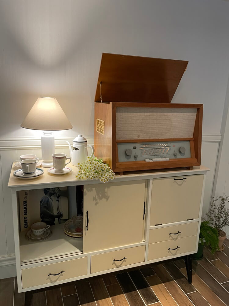 은은한 노래와 찻잔 인테리어