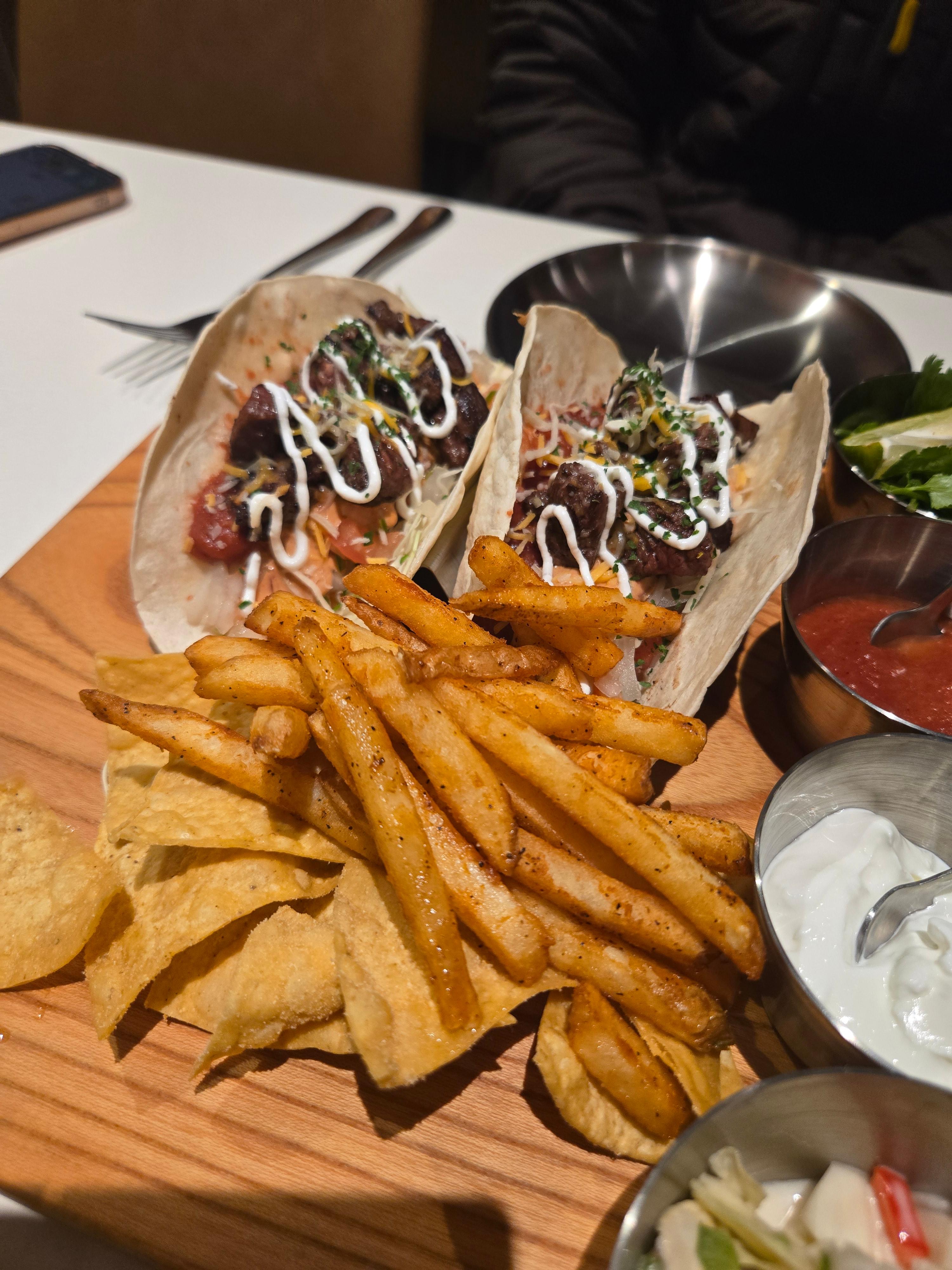 엔칠라다 콤보에서 스테이크 타코와 감자튀김 그리고 나쵸